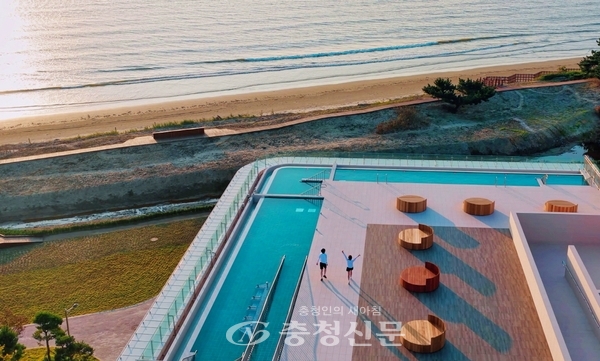 옥상에 조성된 인피티티풀 모습.