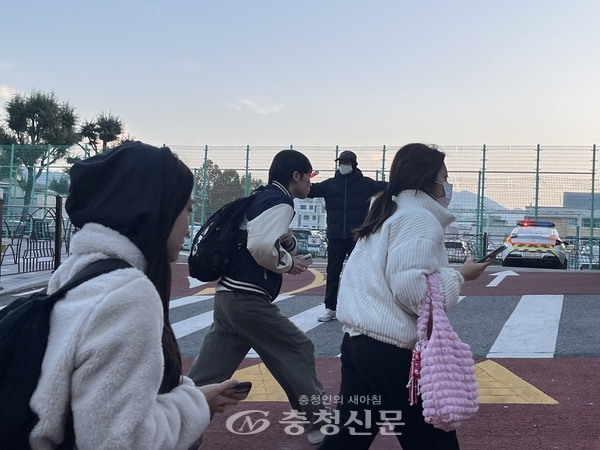 13일 동대전고등학교에서 수험생들이 인솔자의 안내에 따라 질서정연하게 시험장으로 입실하고 있다. (사진=남수현 기자)