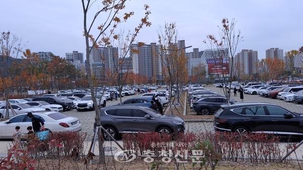 ▲주말이면 대전 갑천생태호수공원 주차장에 차량들이 몰려 혼잡이 빚어진다. (사진=최일 기자)