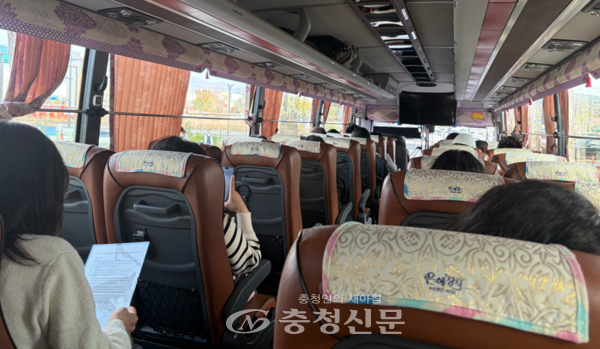 관광객들이 '빵시투어' 버스에 탑승해 출발을 기다리고 있다. (사진=하서영 기자)