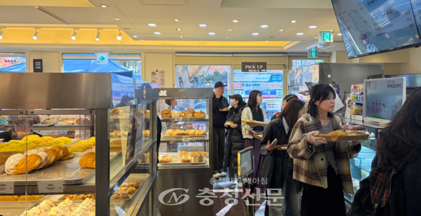 대전 '하레하레'에서 관광객들이 빵을 고르고 있다. (사진=하서영 기자)