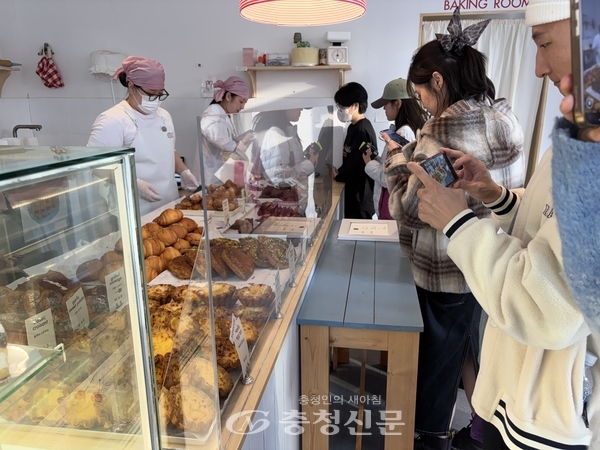 대전 '캔디콥스하우스'에서 관광객들이 빵을 고르고 사진을 찍으며 기다리고 있다. (사진=하서영 기자)