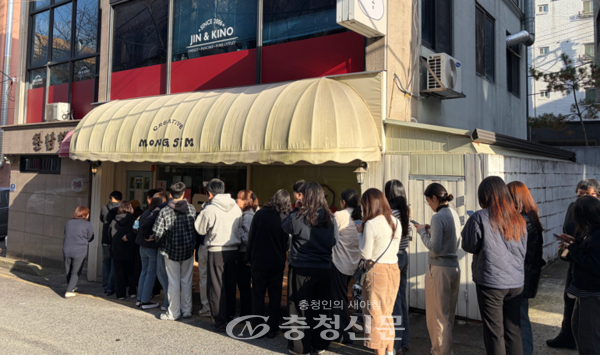 대전 '몽심 한남대점' 앞에서 관광객들이 줄을 서서 입장을 기다리고 있다. (사진=하서영 기자)