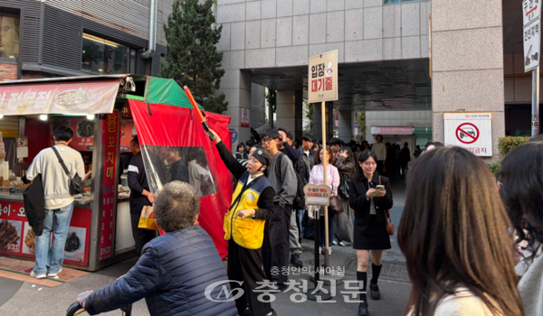대전 '성심당 본점' 입장을 위해 고객들이 줄을 서서 기다리고 있다. (사진=하서영 기자)