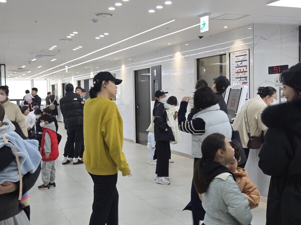 주말에도 진료를 기다리는 보호자와 아이들로 붐빈 대전의 한 소아과 (사진=김미영 기자)