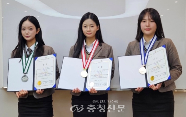 대전생활과학고등학교 바이오뷰티테크과 학생들의 지방기능경기대회 수상 모습.(사진=대전생활과학고등학교 제공)