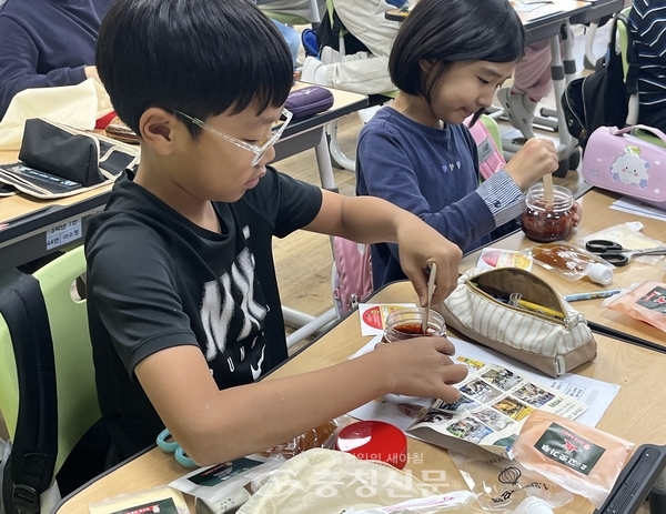 지난 10월 21일 대전원신흥초 복용분교장 3학년 1반 학생들이 ‘NON-GMO 고추장 만들기’ 체험을 진행하고 있다. (사진=남수현 기자)