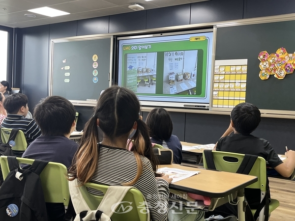 지난 10월 21일 대전원신흥초 복용분교장 3학년 1반 학생들이 'GMO 식품 바로 알기' 수업을 듣고 있다. (사진=남수현 기자)