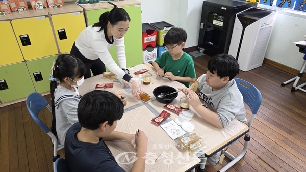 지난 10월 14일 대전두리초 4학년 학생들이 선생님의 도움을 받아 'GMO 없는 고추장 만들기' 체험을 진행하고 있다.(사진=남수현 기자)