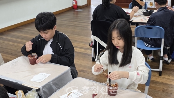 지난 10월 14일 대전두리초 4학년 학생들이 'GMO 없는 고추장 만들기' 체험에 참여하고 있다.(사진=남수현 기자)