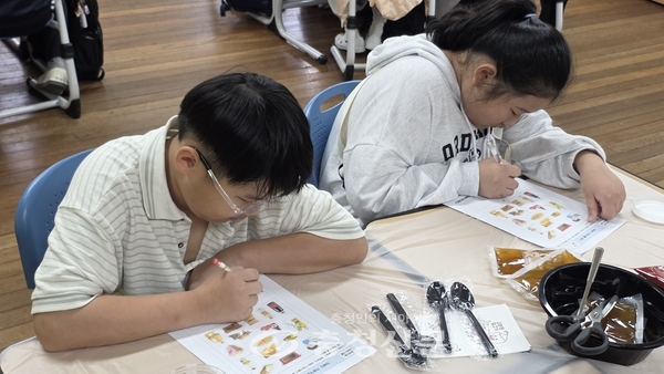 지난 10월 14일 대전두리초 4학년 학생들이 '생활 속 GMO 식품 찾기' 활동지를 작성하고 있다.(사진=남수현 기자)