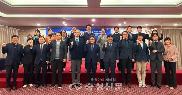 ▲ 20일 대전 계룡스파텔 태극홀에서 충청신문 주최 '2026년 부동산시장 전망 토론회’가 열려 유득원 대전시 행정부시장(왼쪽 다섯 번째부터), 김충헌 충청신문 사장, 유장환 목원대 대외협력부총장을 비롯한 내빈과 발제자, 토론자 등이 기념촬영을 하고 있다. (사진=김해인 기자)