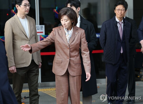 ​▲국민의힘 나경원 의원(가운데)이 20일 서울남부지법에서 열린 국회 패스트트랙 충돌 1심 선고 공판 후 법원을 나서고 있다. (연합뉴스)